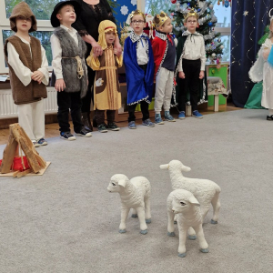 Dzieci w czasie przedstawienia jasełkowego "Betlejemscy wędrownicy"