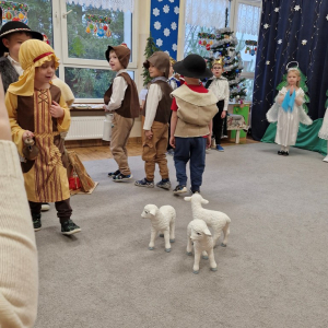 Pasterze trzymając dary, idą do Dzieciątka Jezus