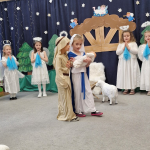 Maryja i Józef idą do Betlejem przy śpiewie pastorałki Była noc