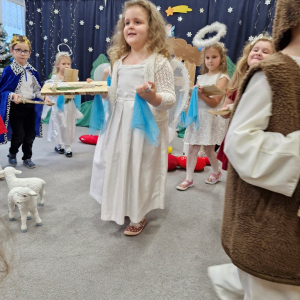 Dzieci idą do rodziców, aby podzielić się opłatkiem, złożyć życzenia i podarować upominki