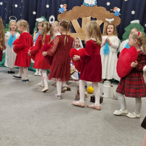 Dzieci z poduszeczkami - sercami dobrych uczynków idą do stajenki