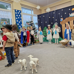 Mali aktorzy recytują tekst wprowadzający do historii narodzin Dzieciątka Bożego