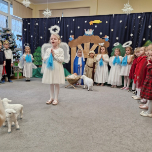 Dziewczynka w roli aniołka przekazuje dobrą nowinę o narodzinach Dzieciątka Jezus