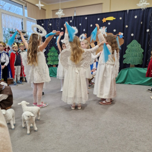Dziewczynki - aniołki wykonują układ ruchowy przy pastorałce