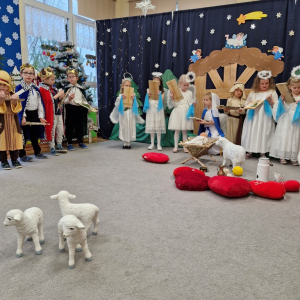 Dzieci z upominkami dla rodziców