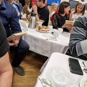 Dzieci składają rodzicom  świąteczne życzenia 