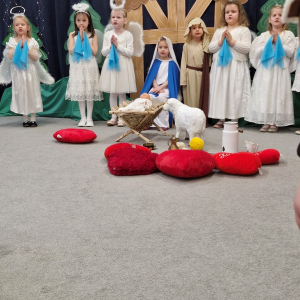Dzieci w czasie przedstawienia jasełkowego "Betlejemscy wędrownicy"