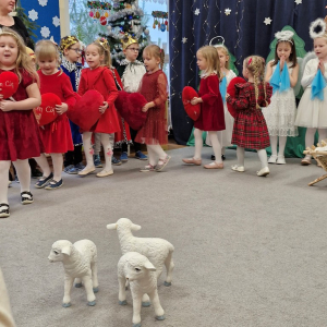 Dzieci z poduszeczkami - sercami dobrych uczynków idą do stajenki