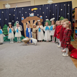 Dzieci śpiewają pastorałkę Betlejem
