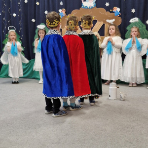 Chłopcy - królowie witają małego Jezusa