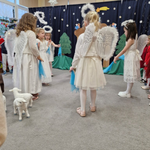 Dziewczynki - aniołki wykonują układ ruchowy przy pastorałce