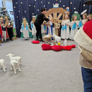 Pani Wioleta rozdaje dzieciom upominki dla rodziców