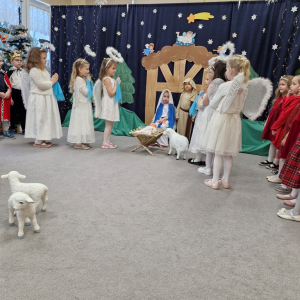 Dziewczynki w roli aniołków  witają małego Jezusa