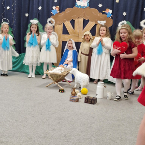 Dzieci z poduszeczkami - sercami dobrych uczynków   idą do stajenki przy śpiewie  pastorałki Gdzie mieszkasz Jezu