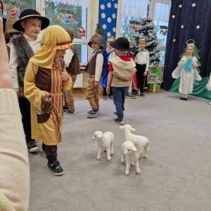 Pasterze trzymając dary,  idą do Dzieciątka Jezus