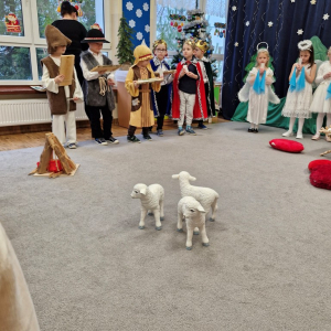 Dzieci trzymają upominki dla rodziców