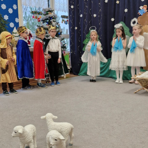 Chłopcy  w roli królów tuż przed wędrówką do stajenki