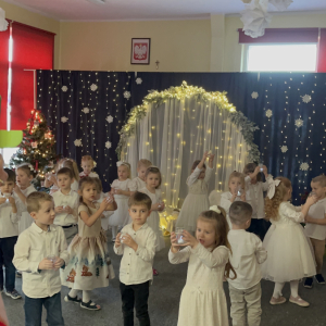 Dzieci tańczą z lampionami