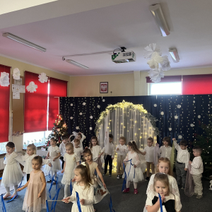 Taniec dzieci ze wstążkami