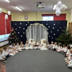 Dzieci grają na instrumentach akompaniament do kolędy