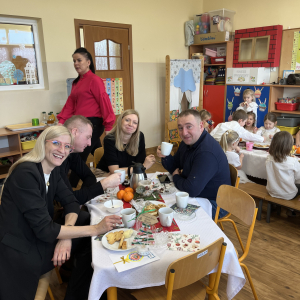 Poczęstunek i rozmowy rodziców przy świątecznym stole