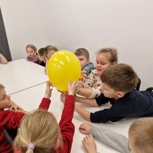 Dzieci obserwują napełniający się gazem balon