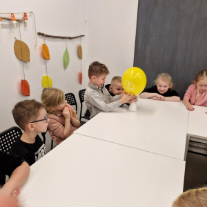 Dzieci obserwują napełniający się gazem balon