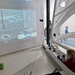 Dziewczynka kieruje bojerem, płynąc po jeziorze