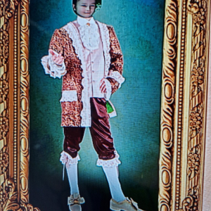 Chłopiec na zdjęciu w stroju z dawnych czasów