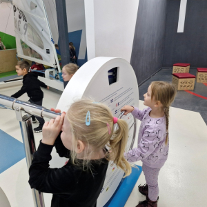 Dzieci w czasie zabaw- wcielają się w role marynarzy na pokładzie statku