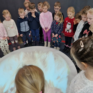 Dzieci poznają tablicę interaktywną, gdzie mogą poznać historię miasta Chojnice