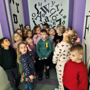 Dzieci oglądają różne czcionki liter