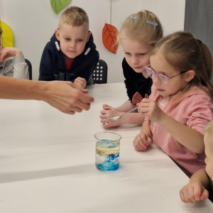 Dziewczynka wsypuje sodę 