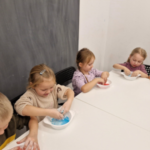 Dzieci wygniatają masę sensoryczną - slime