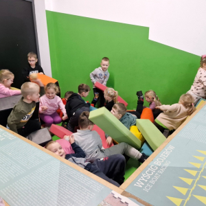 Dzieci bawią się w basenie z różnokolorowymi  materacami