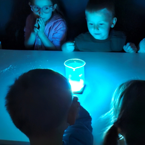 Dzieci obserwują w ciemności "Lampkę - lawę"