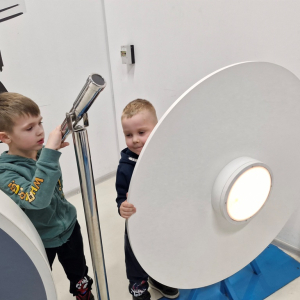 Chłopcy w czasie zabaw- obserwacja przez lunetę i nadawanie sygnału świetlnego