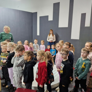 Dzieci zwiedzają wystawy interaktywne w Eksperymentarium