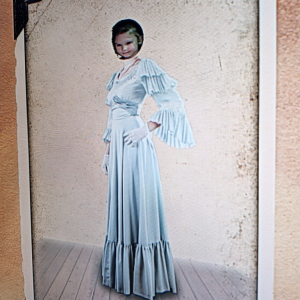 Dziewczynka na zdjęciu w stroju z dawnych czasów