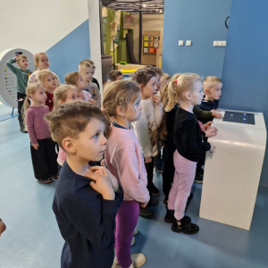 Dzieci obserwują wystawę interaktywną - obieg wody w przyrodzie