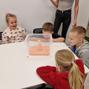 Dzieci obserwują "wybuchający wulkan"