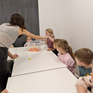 Dziewczynka wlewa ocet do kolby stożkowej