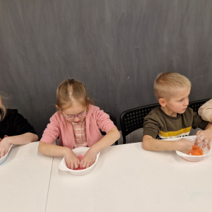 Dzieci wygniatają masę sensoryczną