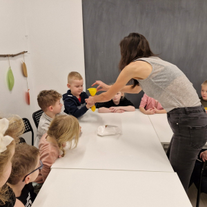 Chłopiec trzyma balonik i lejek