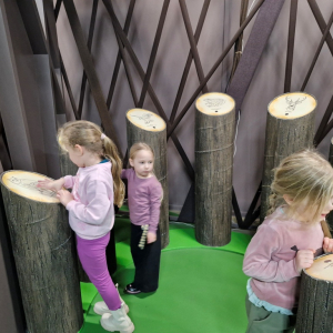 Dzieci słuchają głosów zwierząt leśnych