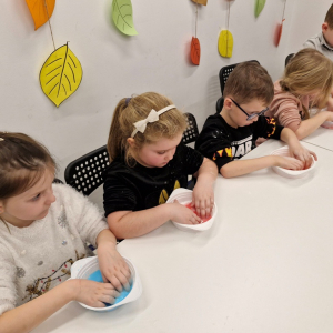 Dzieci wygniatają masę sensoryczną