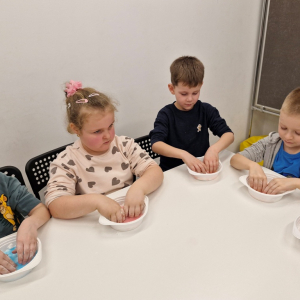 Dzieci wygniatają masę sensoryczną-slime