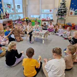 Dzieci w czasie spożywania bananów