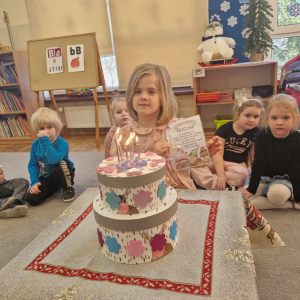 Dziewczynka z dyplomem z okazji 6- tych urodzin