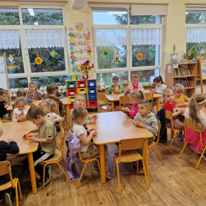 Dzieci obierają mandarynki ze skórki